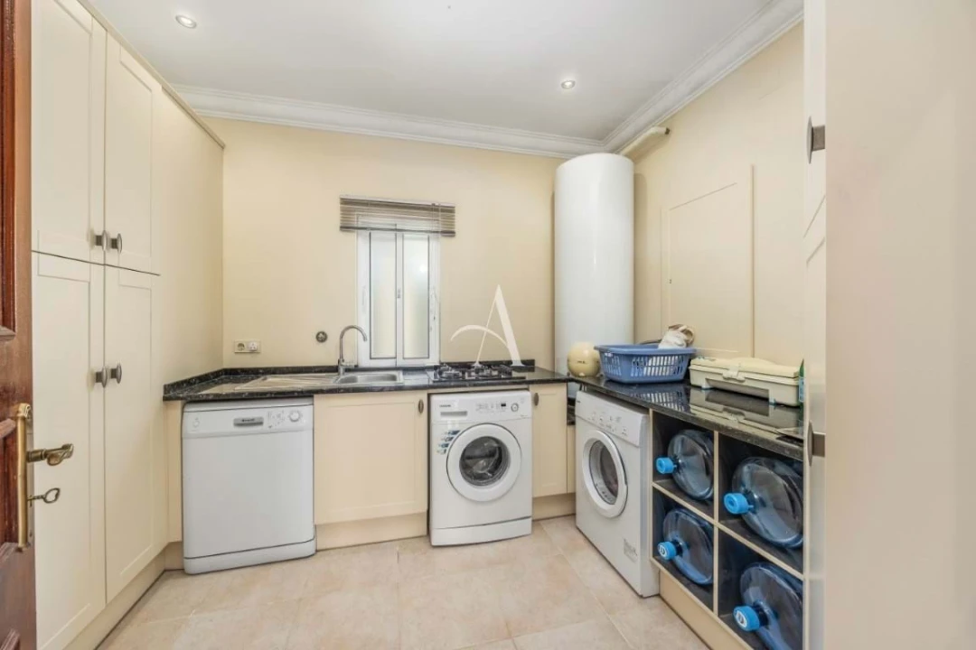 Moradia T4 para Venda em Santa Barbara de Nexe Foto 16