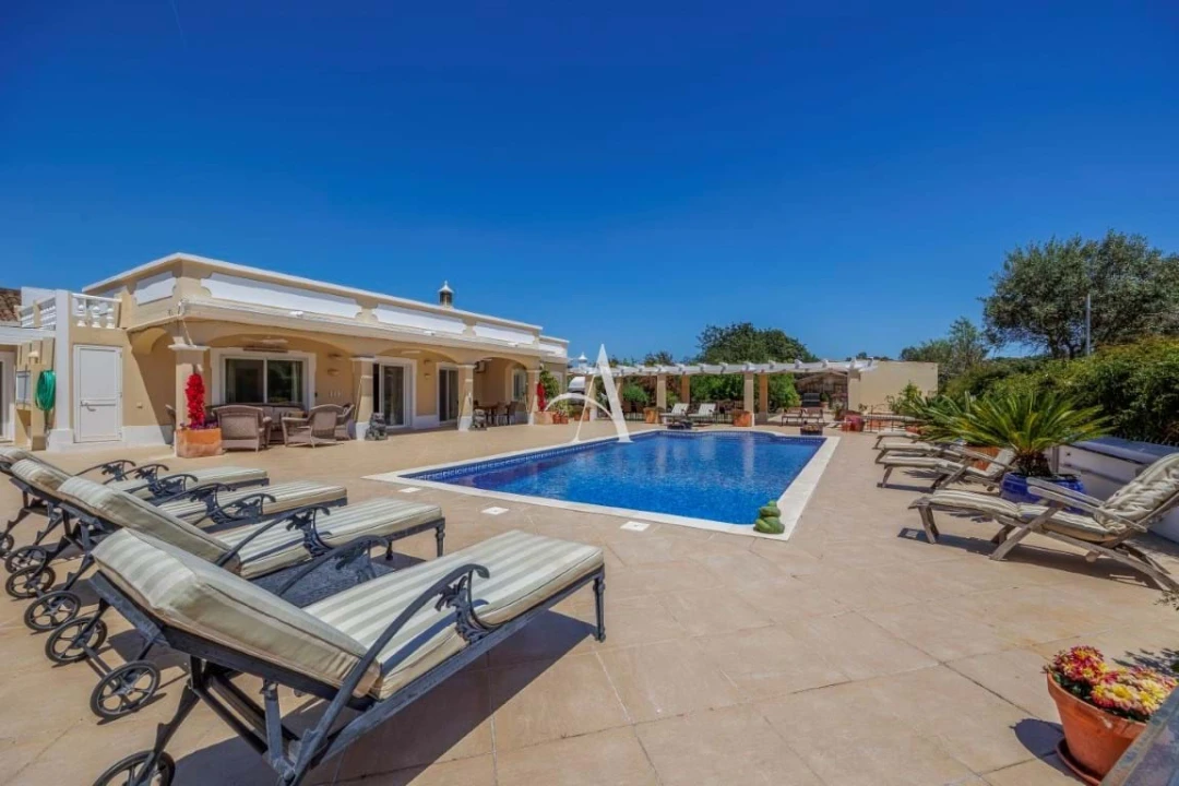 Moradia T4 para Venda em Santa Barbara de Nexe Foto 52