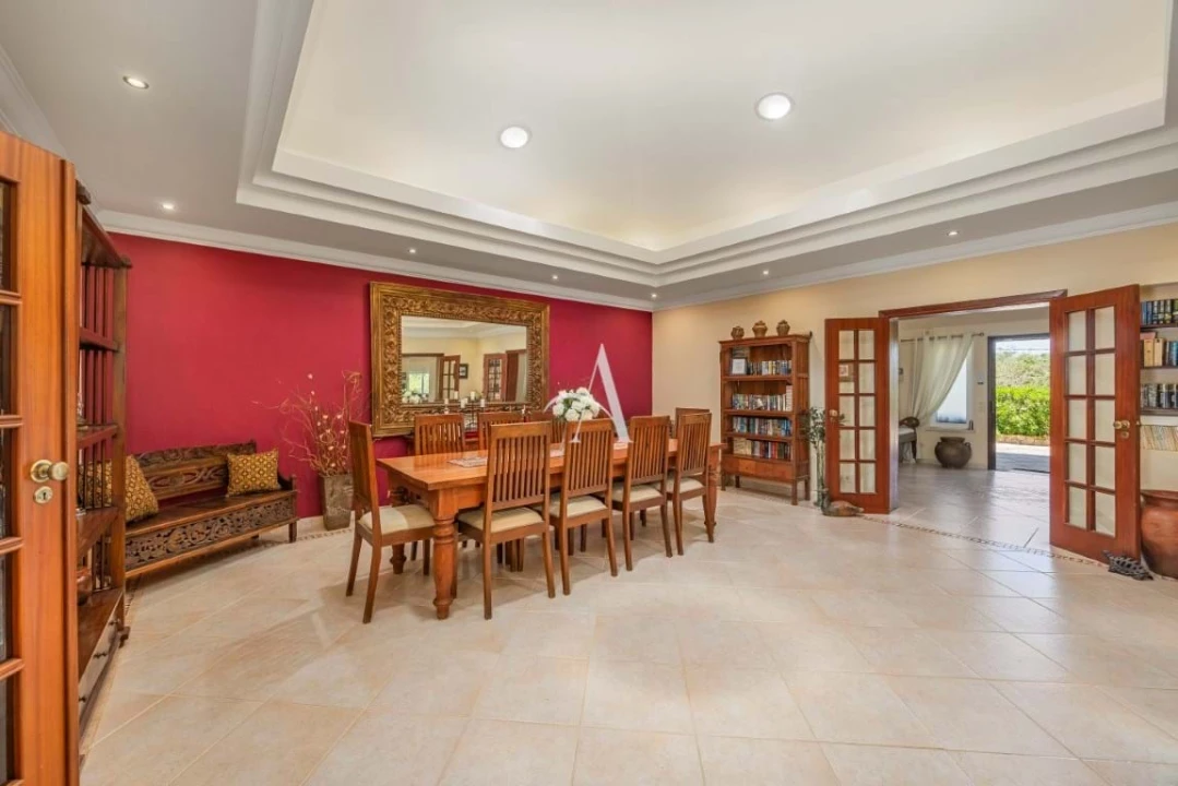 Moradia T4 para Venda em Santa Barbara de Nexe Foto 11