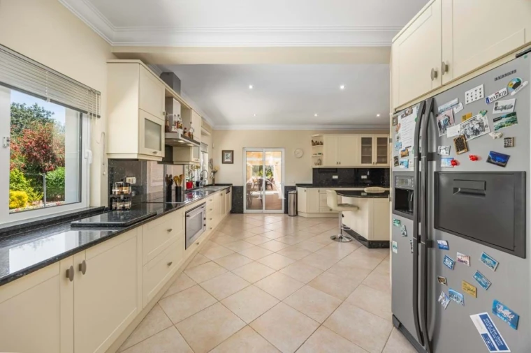 Moradia T4 para Venda em Santa Barbara de Nexe Foto 17