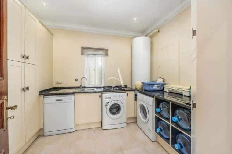 Moradia T4 para Venda em Santa Barbara de Nexe Foto 16