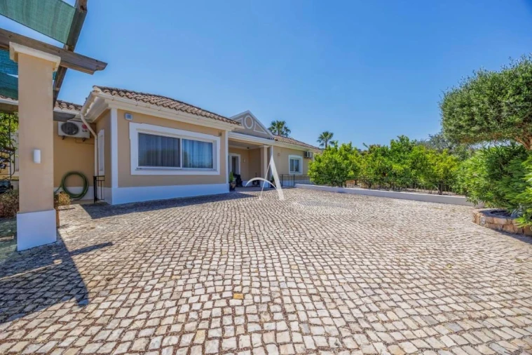 Moradia T4 para Venda em Santa Barbara de Nexe Foto 3