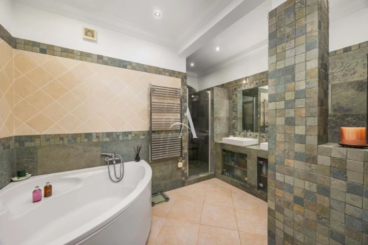 Moradia T4 para Venda em Santa Barbara de Nexe Foto 42