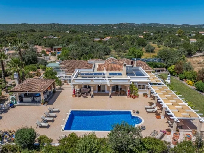 Moradia T4 para Venda em Santa Barbara de Nexe Foto 2