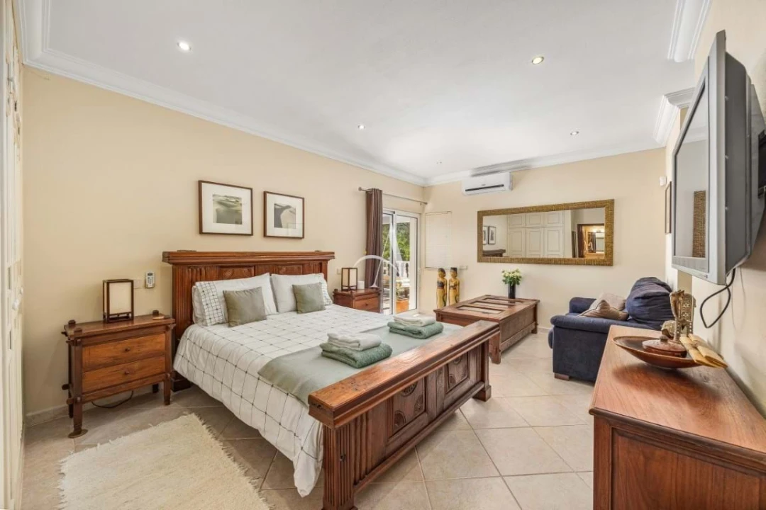 Moradia T4 para Venda em Santa Barbara de Nexe Foto 24