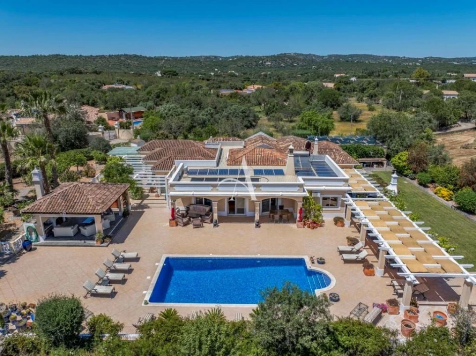 Moradia T4 para Venda em Santa Barbara de Nexe Foto 2