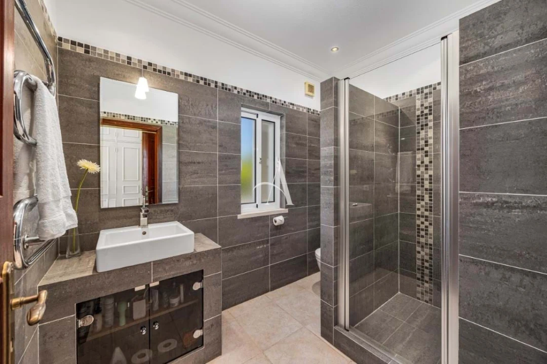 Moradia T4 para Venda em Santa Barbara de Nexe Foto 40