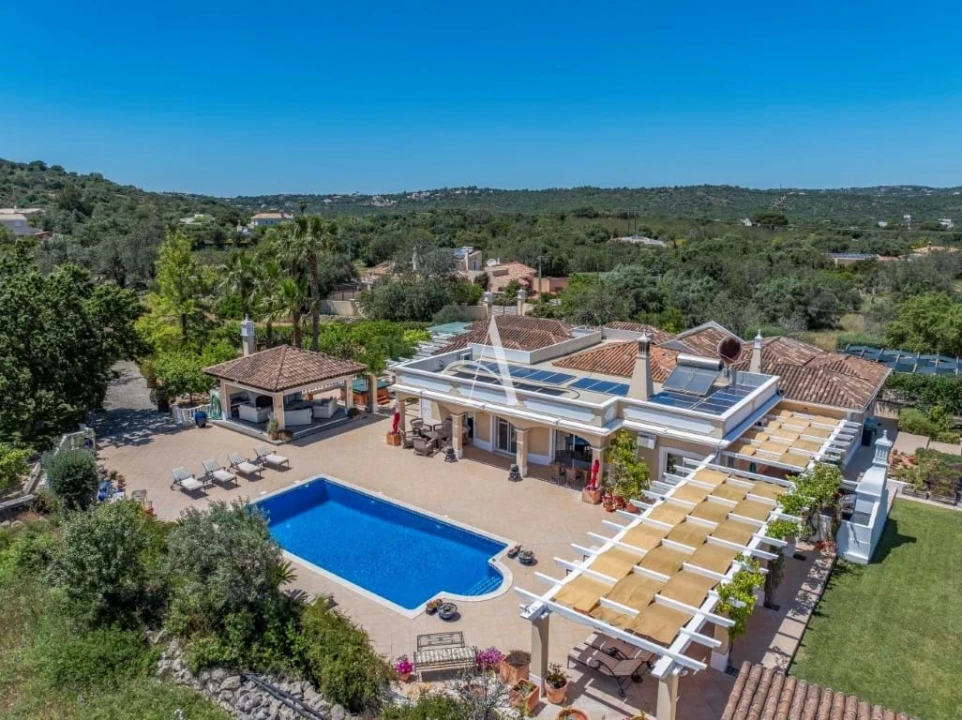 Moradia T4 para Venda em Santa Barbara de Nexe Foto 1