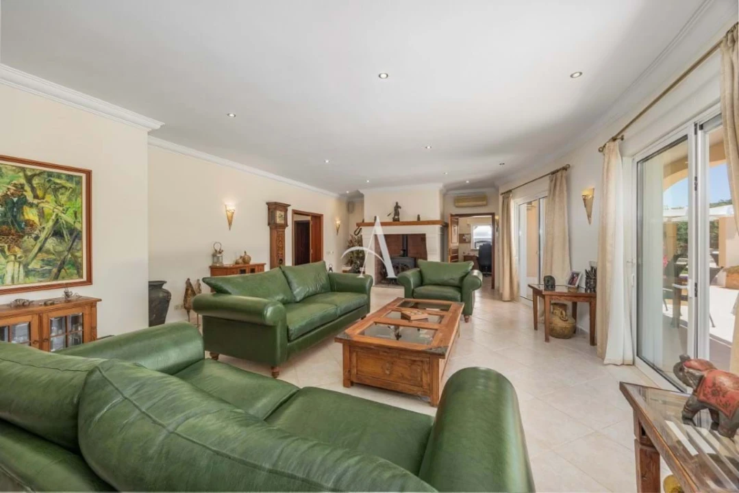 Moradia T4 para Venda em Santa Barbara de Nexe Foto 6