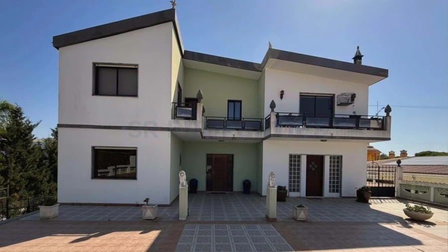 Moradia T5 para Venda em Quarteira Foto 1