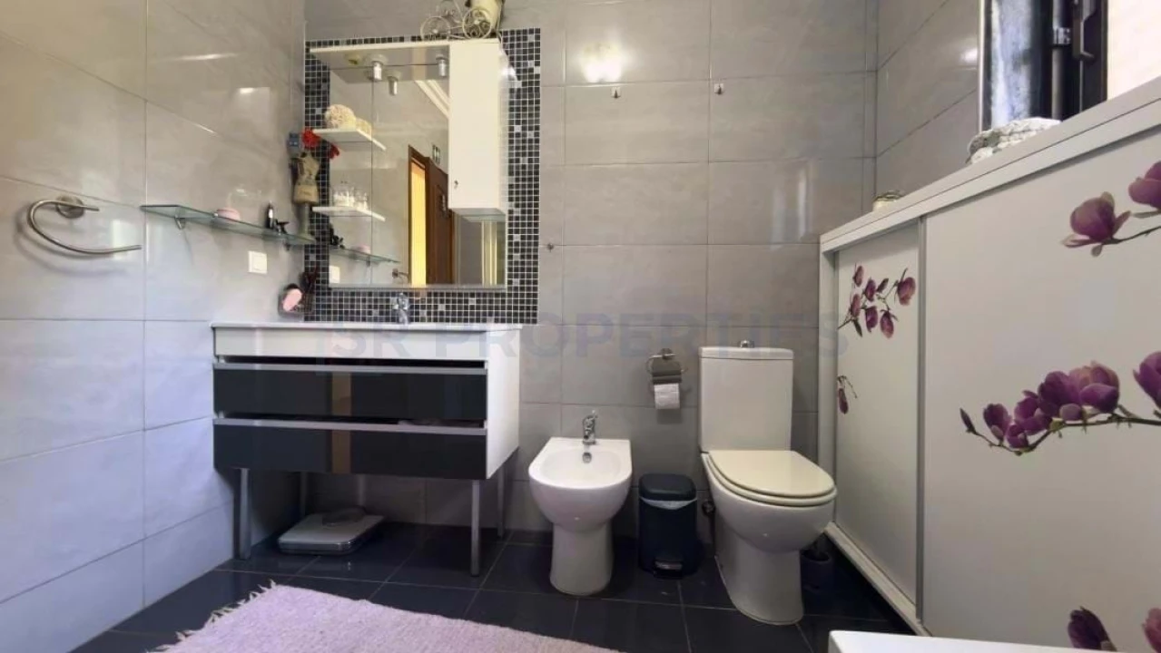 Moradia T5 para Venda em Quarteira Foto 3