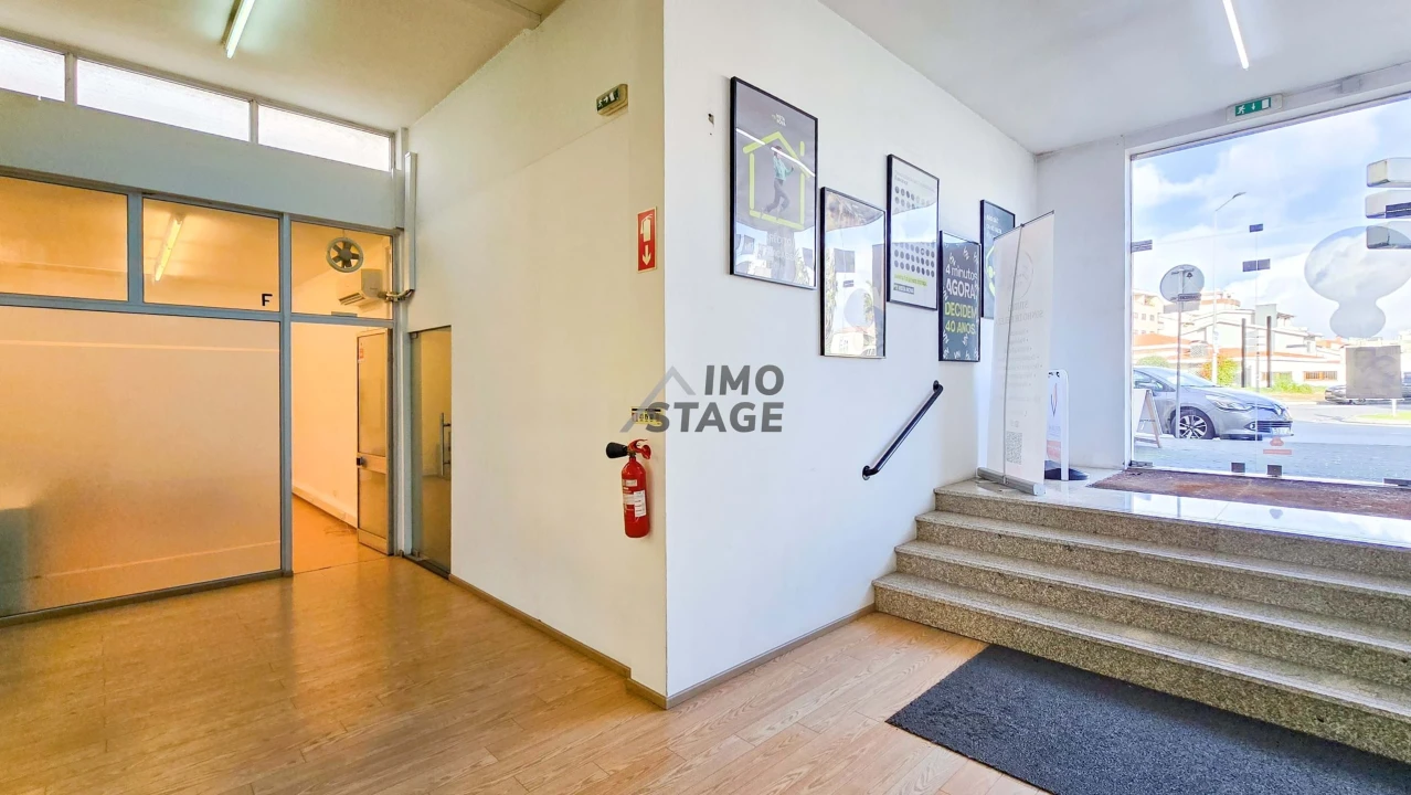 Negócio para Arrendamento em Santa Marinha Foto 2