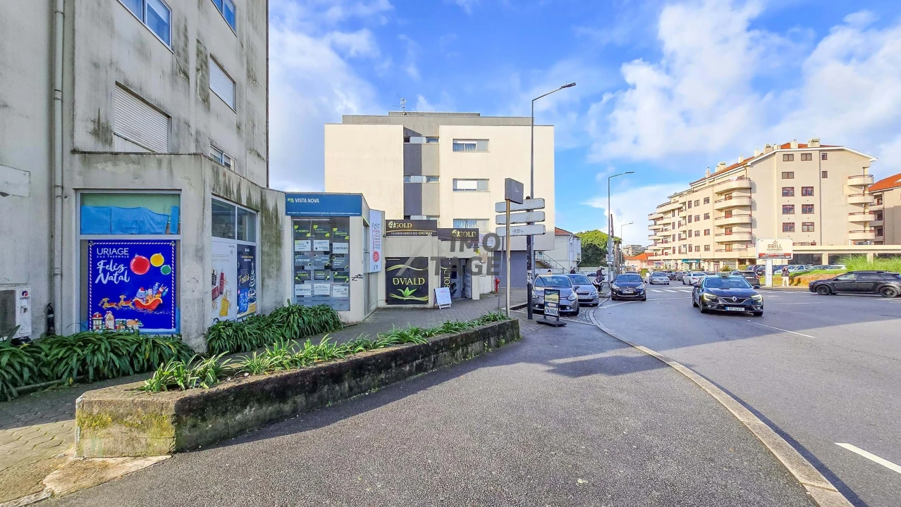 Negócio para Arrendamento em Santa Marinha Foto 1