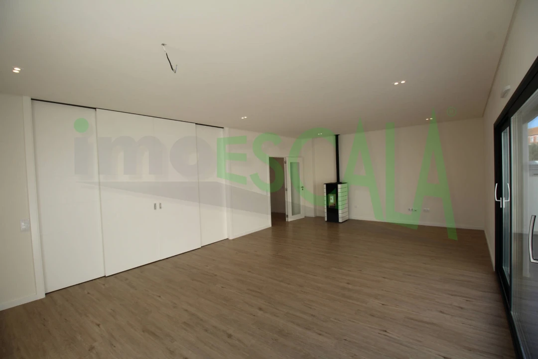 Moradia T4 para Venda em Aveiras de Cima Foto 10