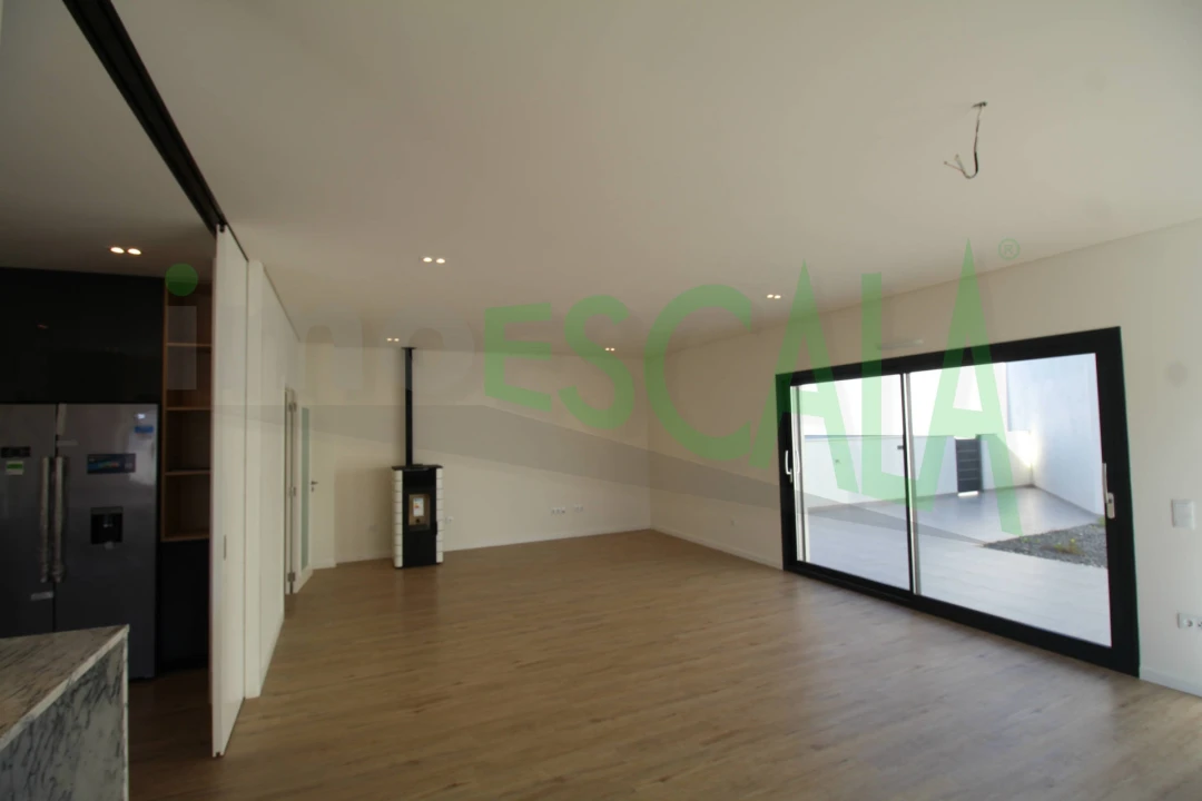 Moradia T4 para Venda em Aveiras de Cima Foto 9