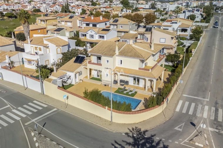 Moradia T4 para Arrendamento em Lagos (São Sebastião e Santa Maria) Foto 40