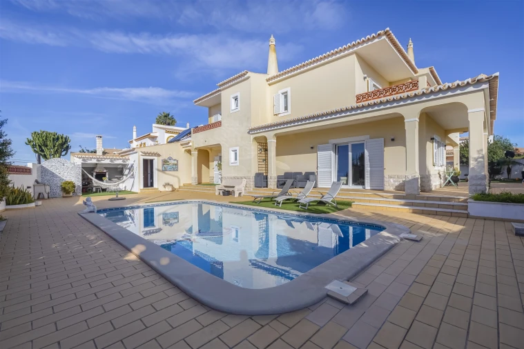 Moradia T4 para Arrendamento em Lagos (São Sebastião e Santa Maria) Foto 1