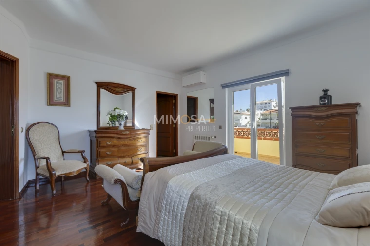 Moradia T4 para Arrendamento em Lagos (São Sebastião e Santa Maria) Foto 13