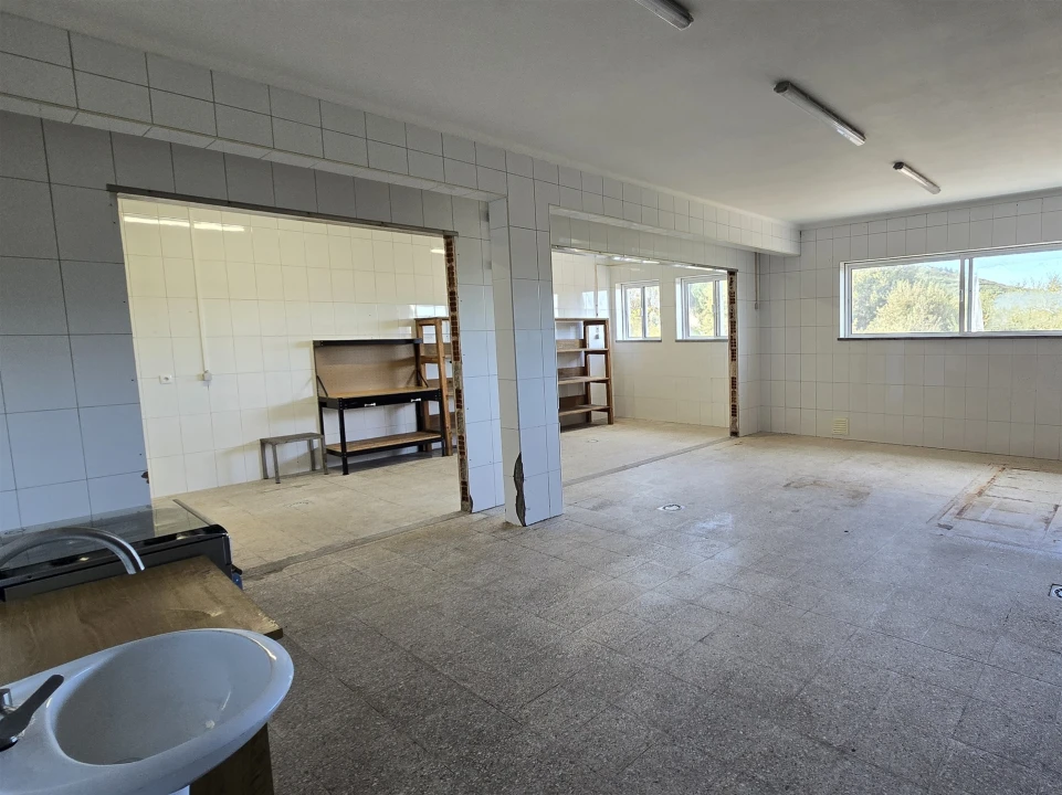 Armazém para Arrendamento em Fornos de Maceira Dão Foto 9