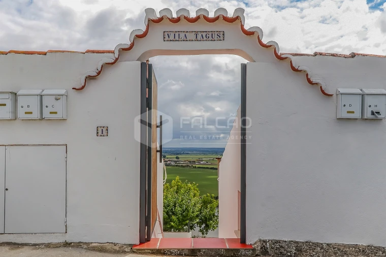 Moradia T10 para Venda em Marvila, Ribeira Santarém, São Salvador, São Nicolau Foto 1