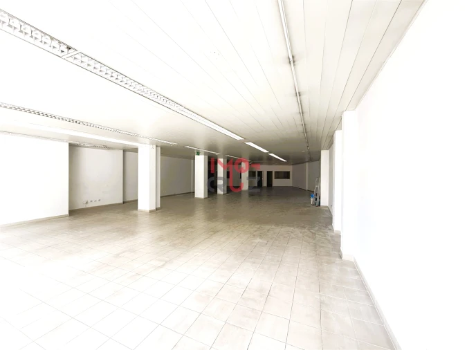 Loja para Arrendamento em Santa Maria, São Pedro e Matacães Foto 3