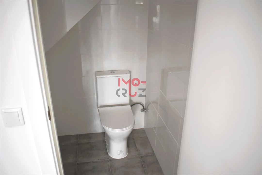 Moradia T3 para Venda em Miragaia e Marteleira Foto 5