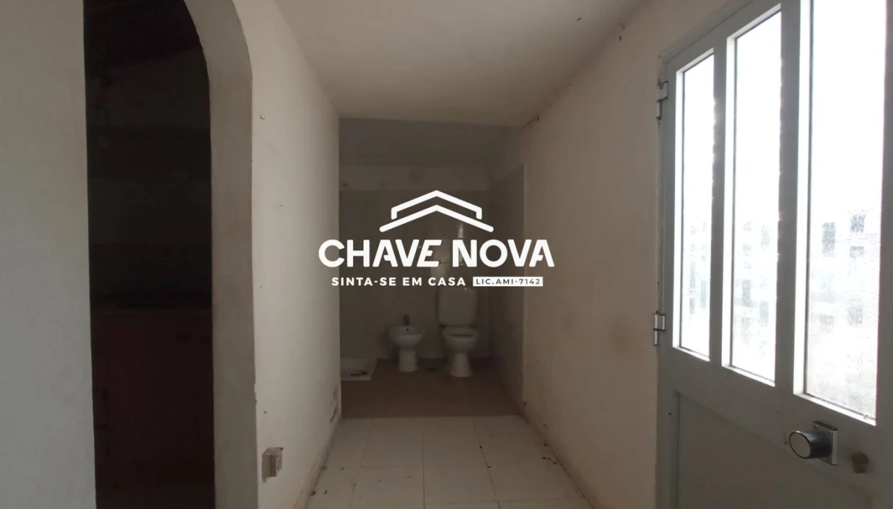 Moradia T3 para Venda em Salir Foto 8