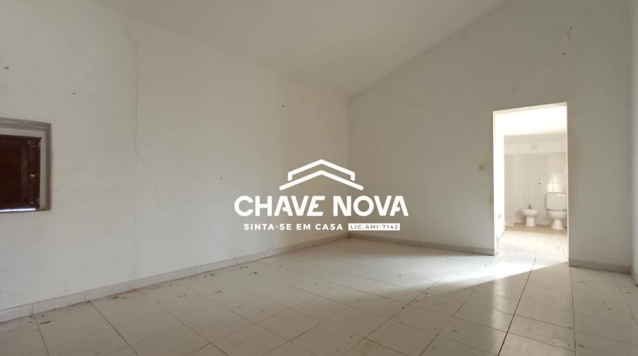 Moradia T3 para Venda em Salir Foto 6