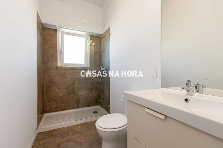 Apartamento T3 para Arrendamento em Campolide Foto 11