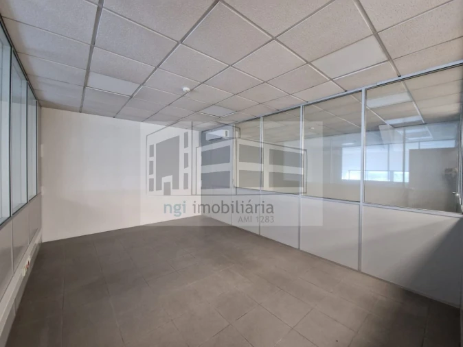 Loja para Arrendamento em Santa Iria de Azoia, São João da Talha e Bobadela Foto 3