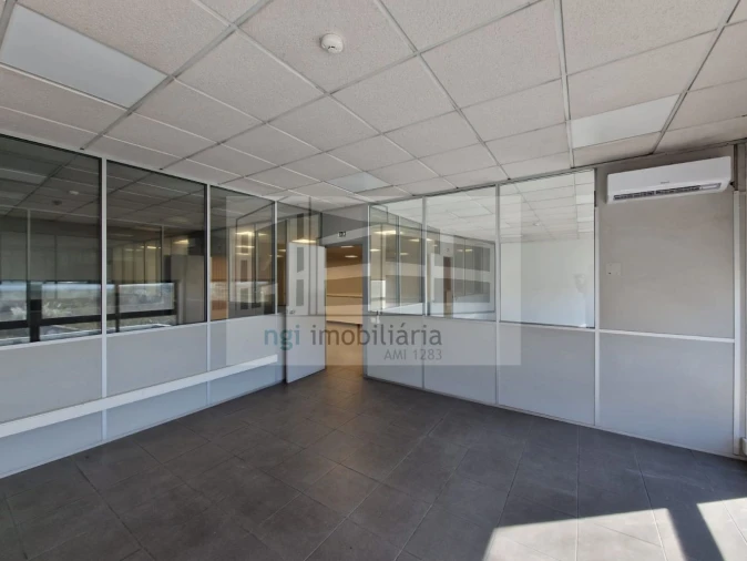 Loja para Arrendamento em Santa Iria de Azoia, São João da Talha e Bobadela Foto 2