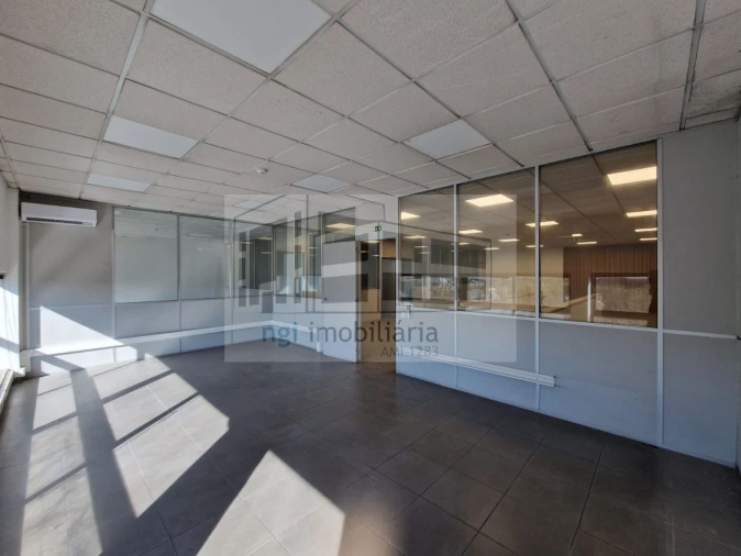 Loja para Arrendamento em Santa Iria de Azoia, São João da Talha e Bobadela Foto 1