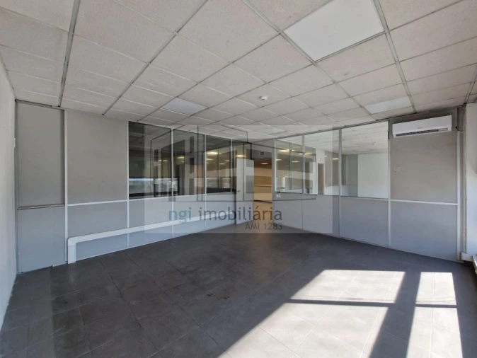 Loja para Arrendamento em Santa Iria de Azoia, São João da Talha e Bobadela Foto 4