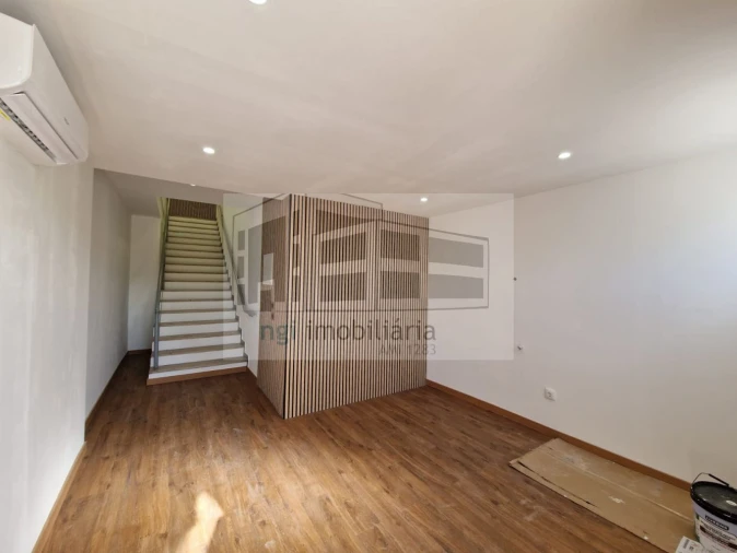 Loja para Arrendamento em Santa Iria de Azoia, São João da Talha e Bobadela Foto 15