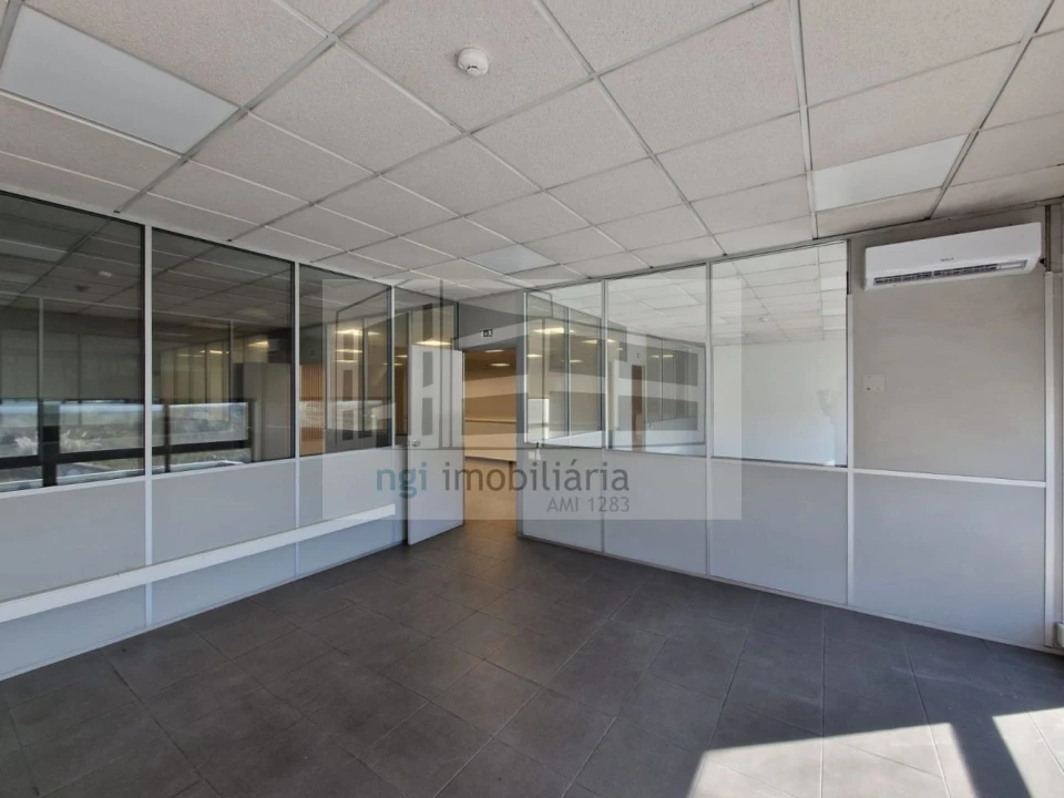 Loja para Arrendamento em Santa Iria de Azoia, São João da Talha e Bobadela Foto 2