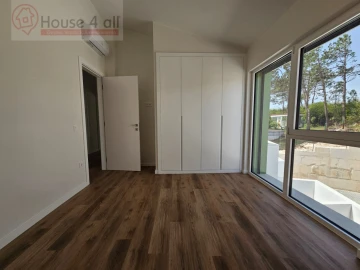 Moradia T4 para Venda em Santa Maria, São Pedro e Sobral da Lagoa