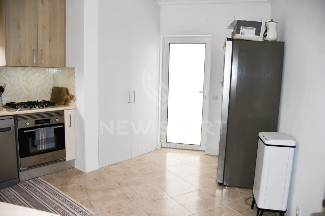 Moradia T4 para Venda em Quelfes Foto 12