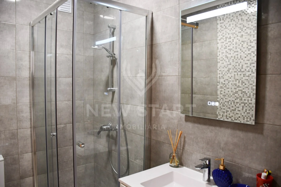 Moradia T4 para Venda em Quelfes Foto 16