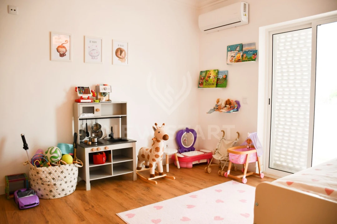 Moradia T4 para Venda em Quelfes Foto 25