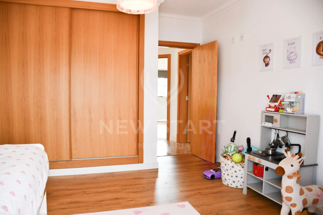 Moradia T4 para Venda em Quelfes Foto 27