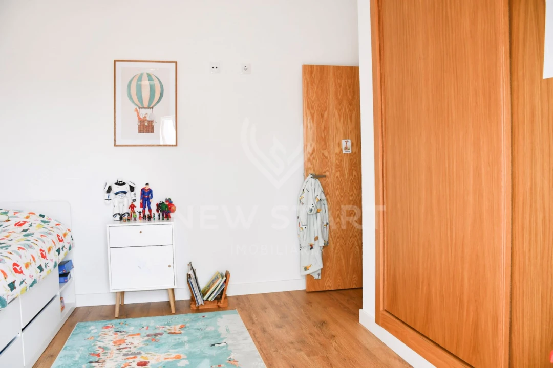 Moradia T4 para Venda em Quelfes Foto 30