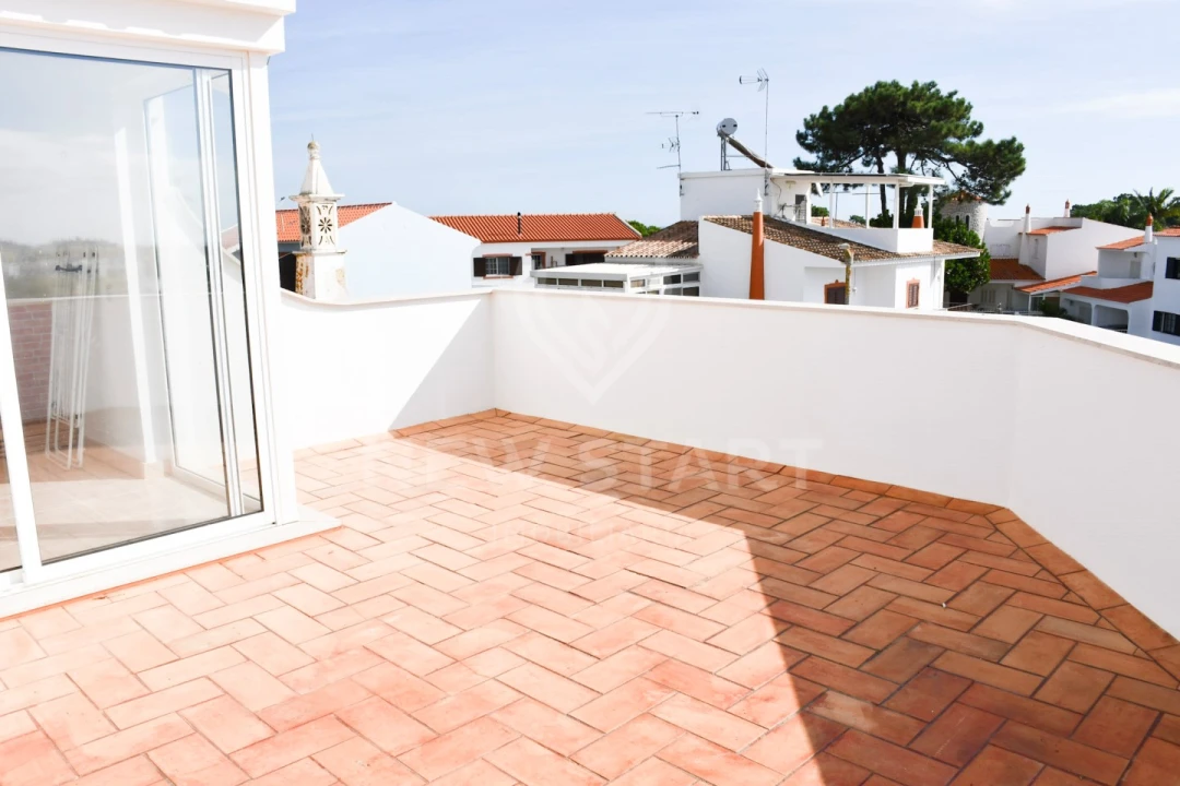 Moradia T4 para Venda em Quelfes Foto 42