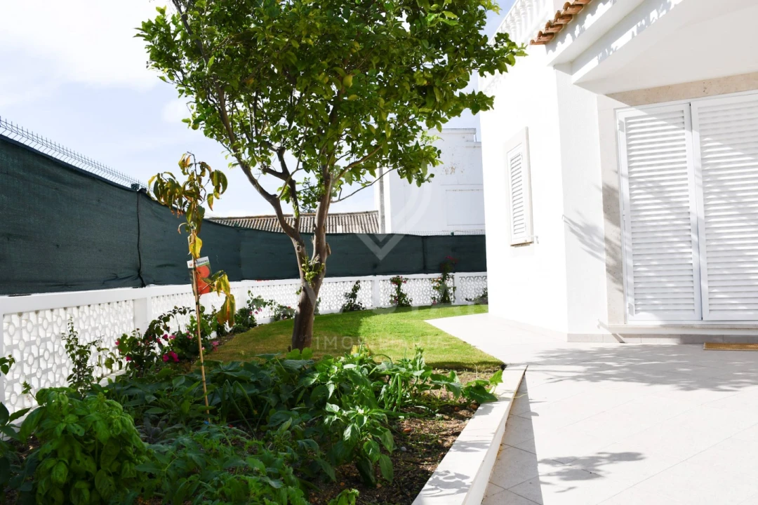 Moradia T4 para Venda em Quelfes Foto 45