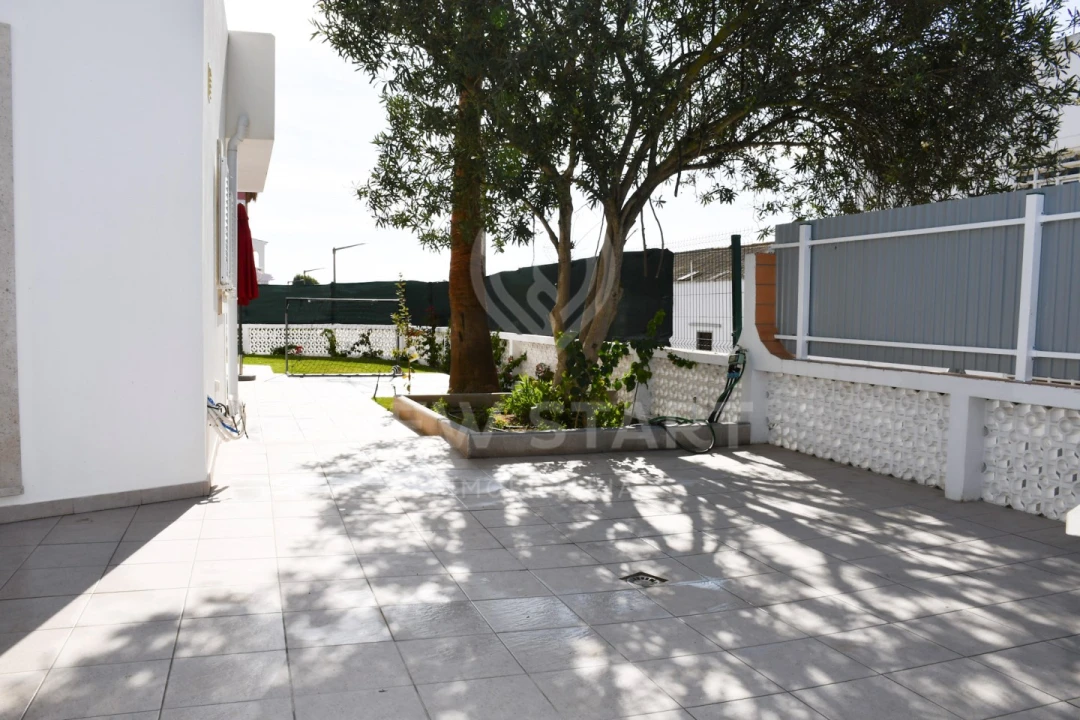 Moradia T4 para Venda em Quelfes Foto 49