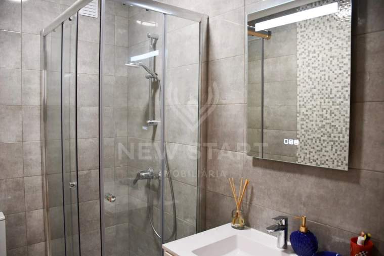 Moradia T4 para Venda em Quelfes Foto 15