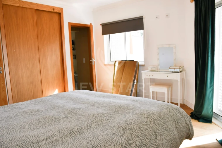 Moradia T4 para Venda em Quelfes Foto 31