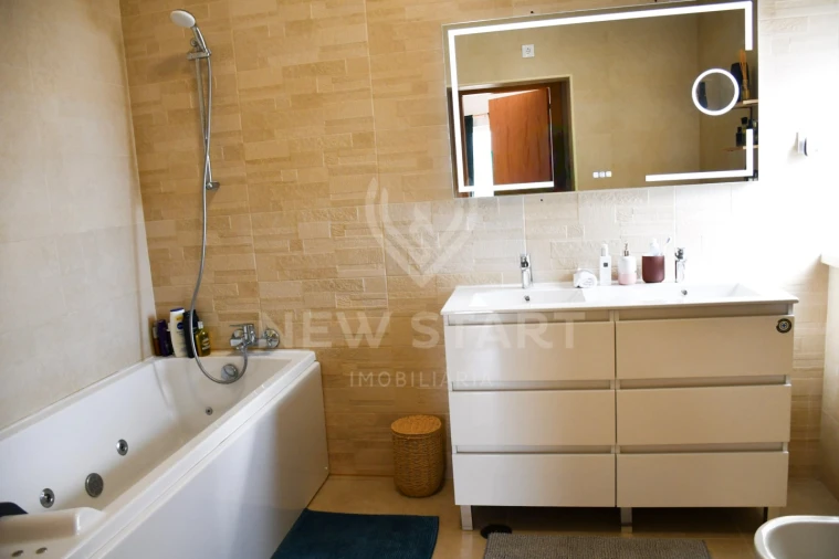 Moradia T4 para Venda em Quelfes Foto 32