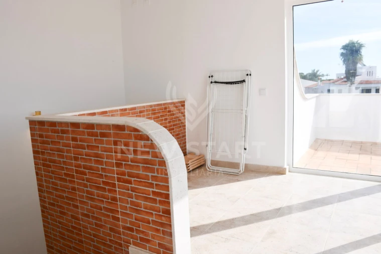 Moradia T4 para Venda em Quelfes Foto 35