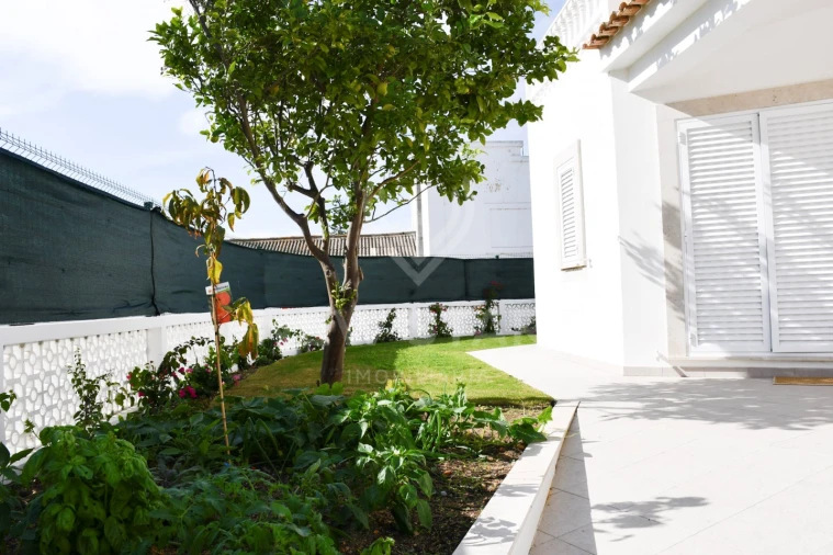 Moradia T4 para Venda em Quelfes Foto 44