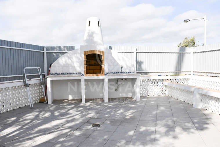 Moradia T4 para Venda em Quelfes Foto 47